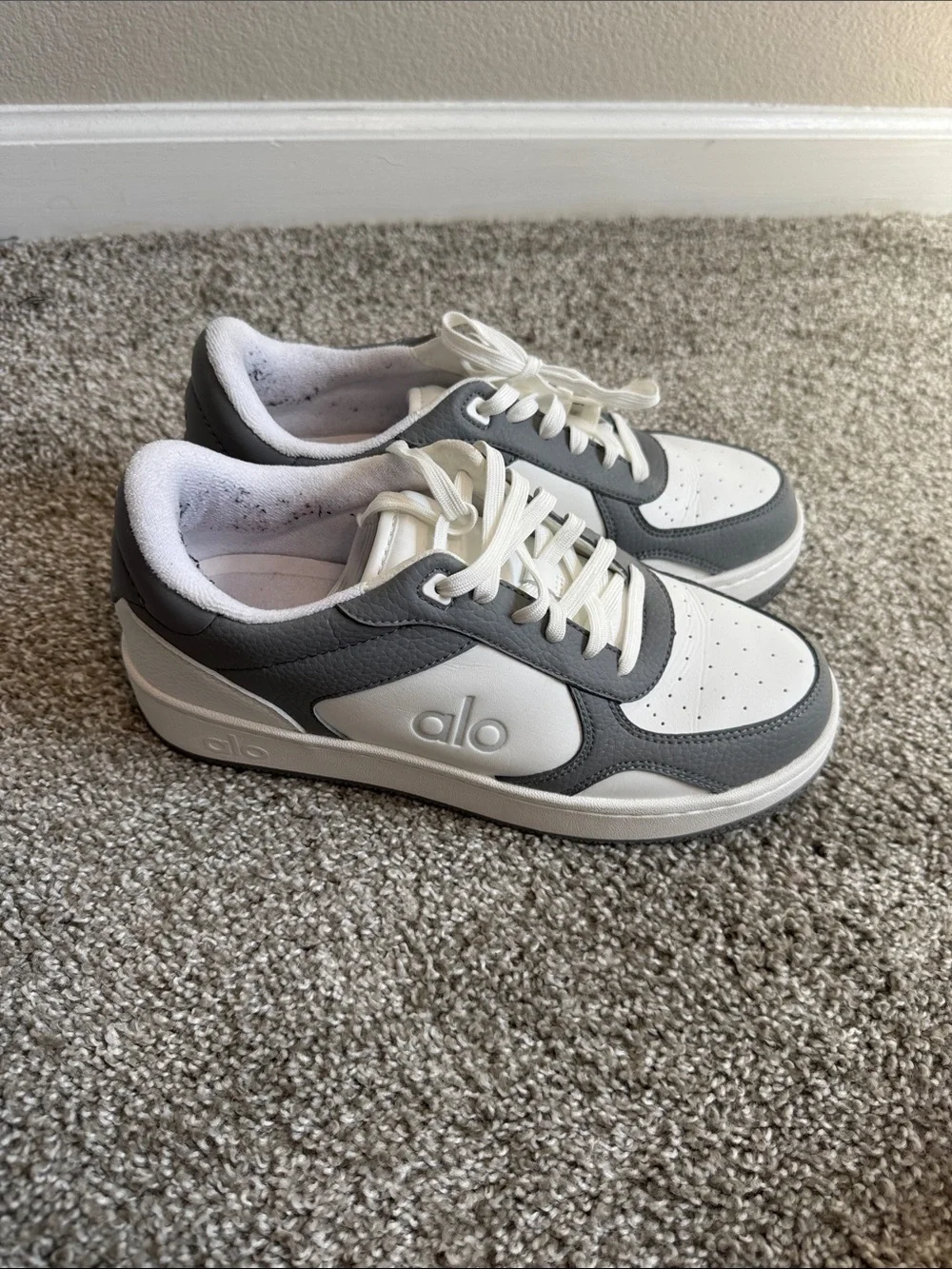 ALO Recovery Mode Sneaker in Grey / White - 8.5